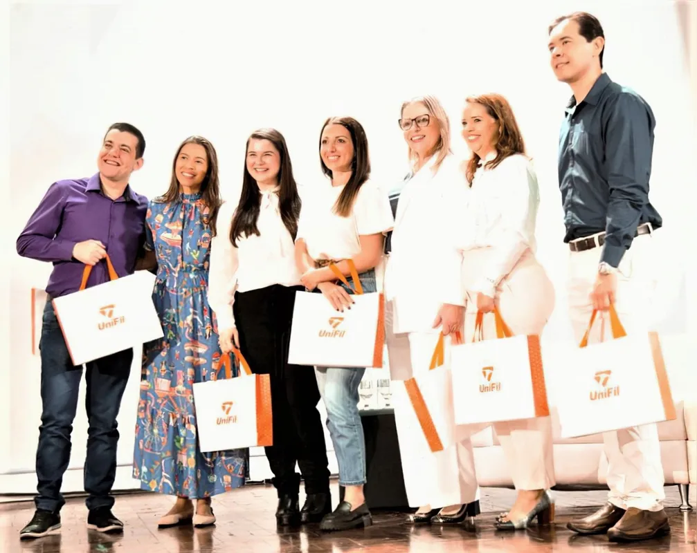 Debatedores de uma das mesas redondas: o farmacêutico Renan Requena, a enfermeira Michele Vieira, a médica Beatriz Zampar, a nutricionista Dolores Cardoso, a psicóloga Maria Laura Sapia, a esteticista Talita Oliveira da Silva e o fisioterapeuta, Fernando Marcucci