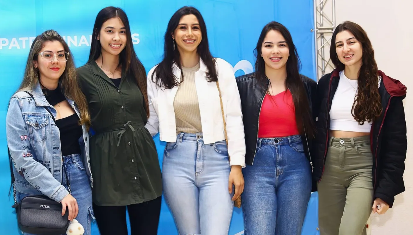 Alunas de Fisioterapia da UniFil assíduas ao evento: Rafaela Harumi Arita, Camila Yuri Imazu Pereira, Heloise Aparecida Silva, Ellen Cristina Vieira Candido e Ana Luísa Siviero Guarnieri