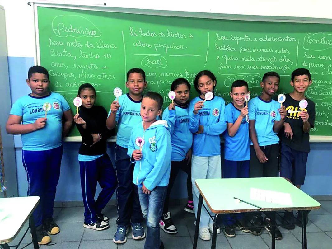 Alunos da E.M  Elias Kauam com a produção de dedoches do saci-pererê