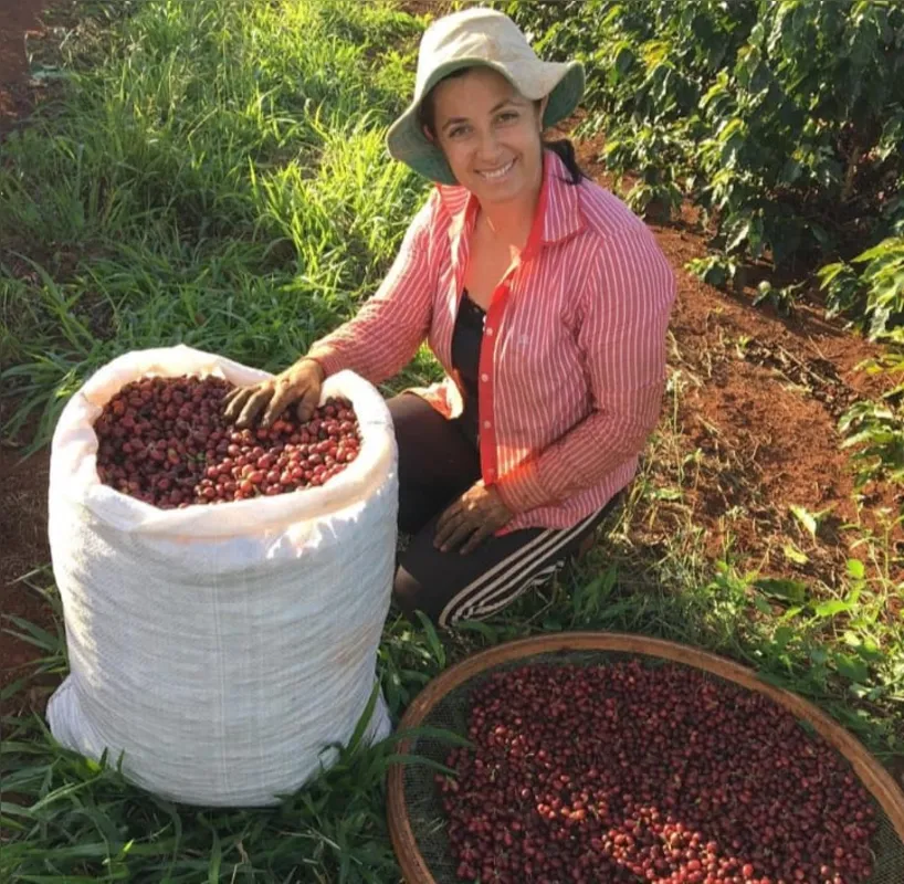 Eloir de Souza produz café em Tomazina.  "Saber que meu trabalho ajuda a movimentar a economia do país me deixa orgulhosa”, diz