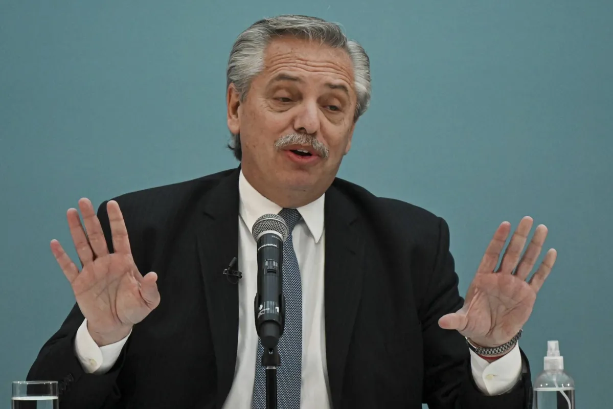 Com a decisão, Fernández não participará das primárias em agosto e abre espaço para seus concorrentes dentro da coalizão peronista Frente de Todos
