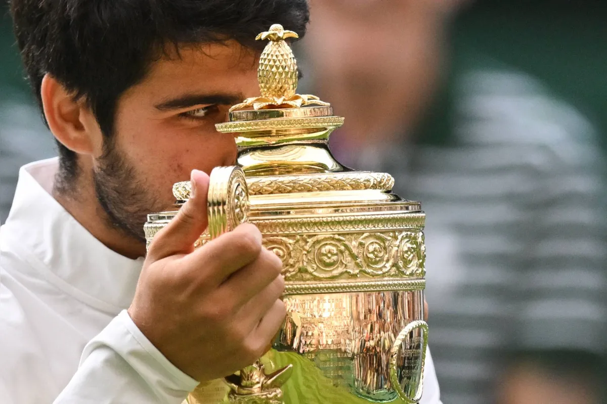 Imagem ilustrativa da imagem Alcaraz bate Djokovic na grama de Wimbledon e chega ao 2º Grand Slam