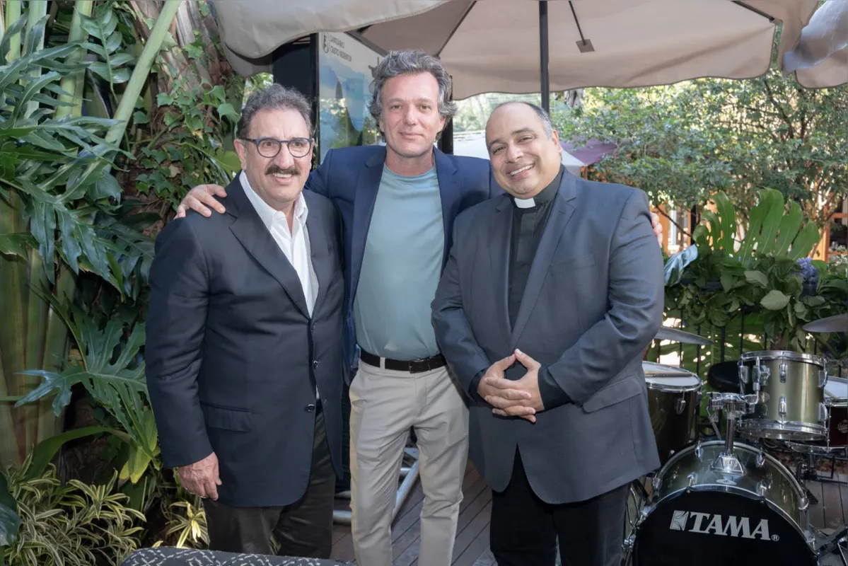 Os anfitriões, Carlos Massa Ratinho e Patrick Ferro com o reitor do Santuário Cristo Redentor, que veio do Rio de Janeiro especialmente para a ocasião, padre Omar
