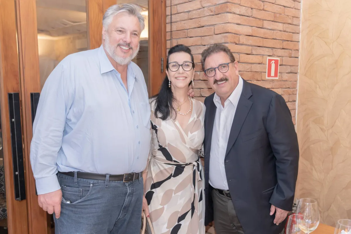 Jefferson Nogaroli e Eni de Simone com Ratinho