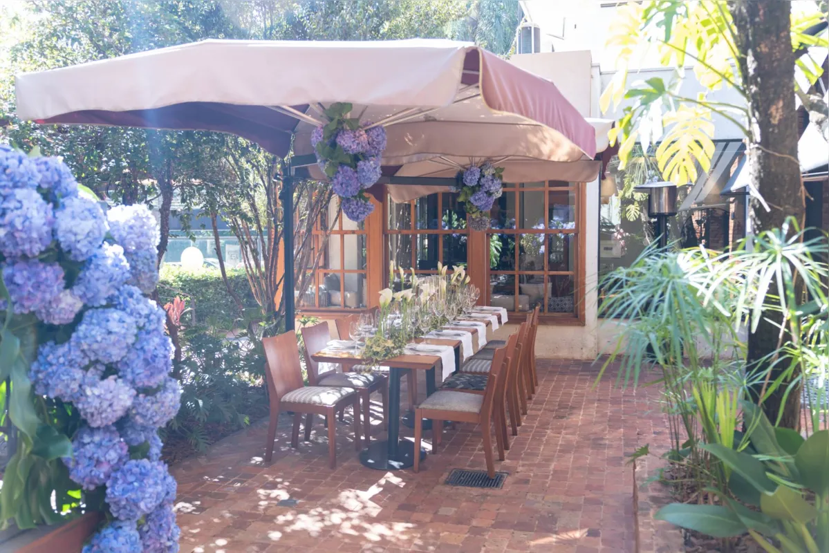 Da decoração, com muitas hortênsias, ao menu, tudo foi preparado com muito esmero pela dupla Beto Burim e Karla Rossi