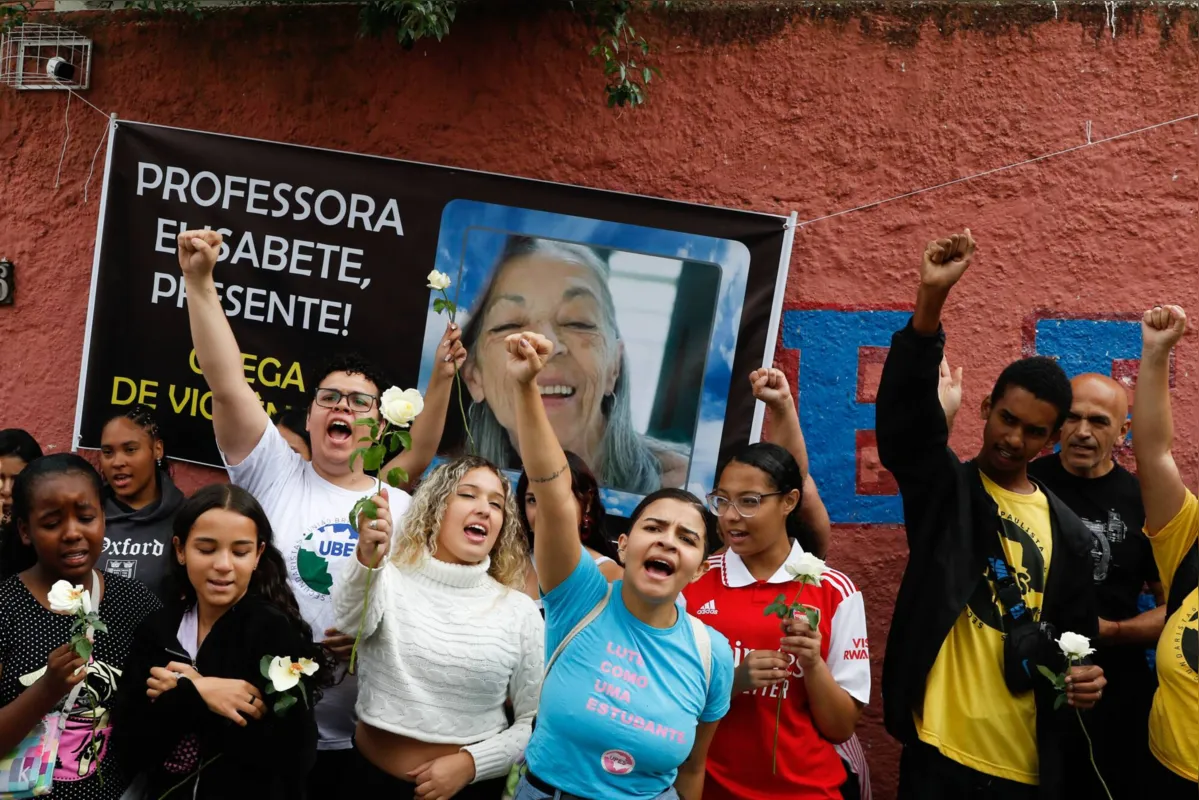Alunos da escola estadual Thomazia Montoro e secundaristas do movimento estudantil prestam homenagens às vítimas do ataque, na porta da escola, em Vila Sônia