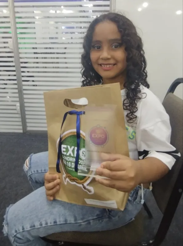 Ana Beatriz Rezende de Oliveira,  Escola Municipal Luiz Marques Castelo - foi buscar seu prêmio durante evento no parque, no último sábado (8)