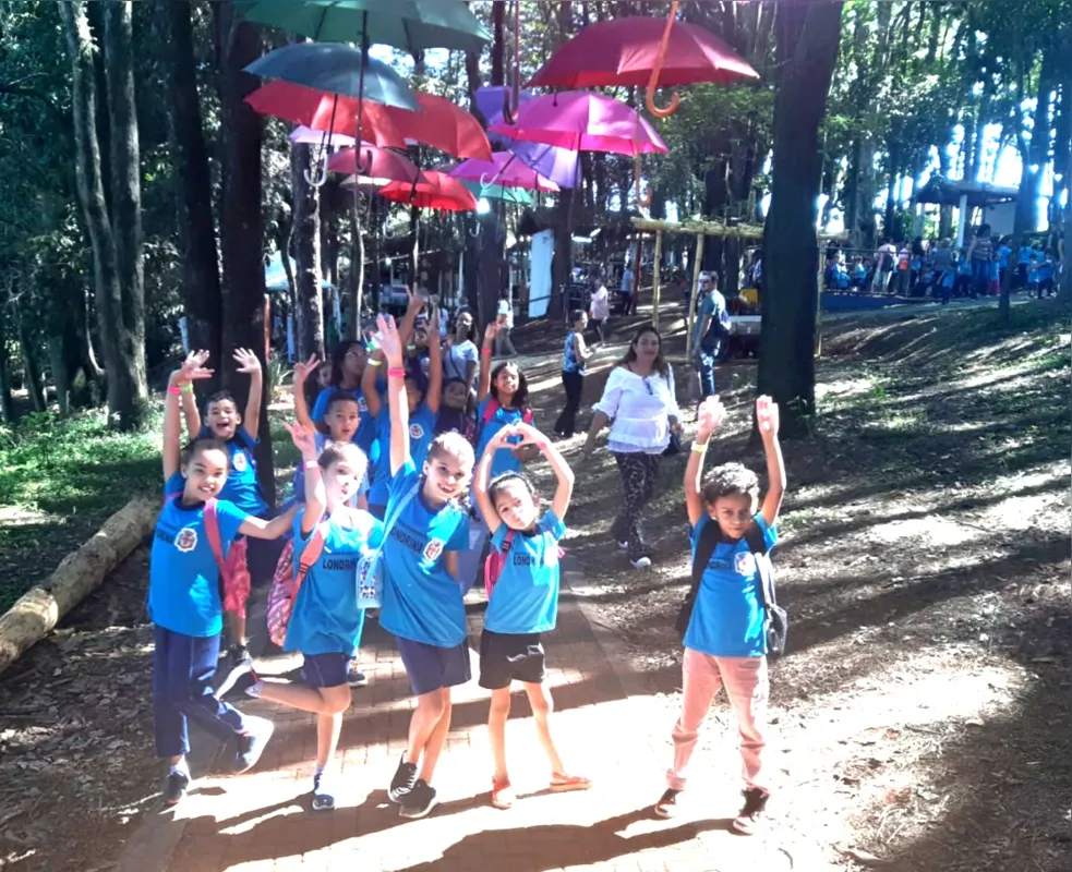 Em meio à natureza, alunos da Escola Municipal
Geni Ferreira aprendem mais