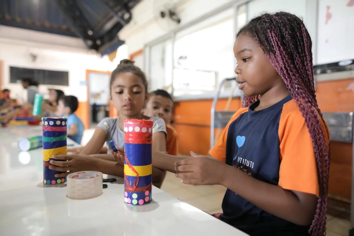 Primeiros instrumentos pelos alunos com materiais reciclados são o Pau de Chuva  e o Ganzá, vem mais por aí
