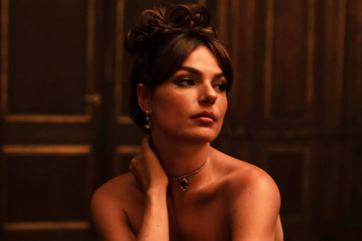 Ísis Valverde interpreta Angela Diniz no filme de Hugo Prata: cenas eróticas em profusão apagam a personagem que , como pessoa, apresentava uma complexidade muito além de rótulo  de 'sensual'