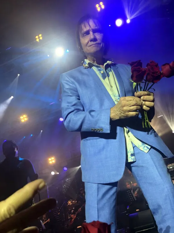 Roberto Carlos imprimiu muito romantismo ao show em Londrina, sua marca principal que põe as fãs em delírio