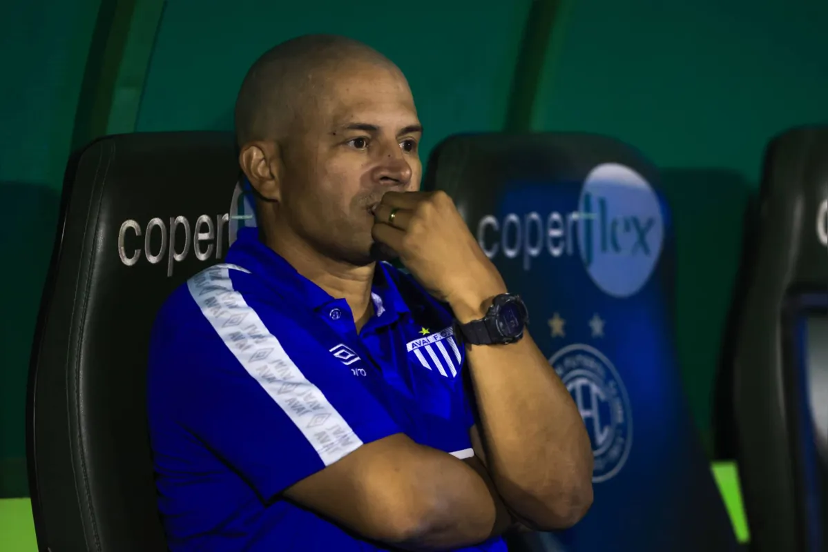Com experiência apenas no sub-20 do São Paulo, Alex não resistiu aos resultados ruins e foi demitido do comando do Avaí