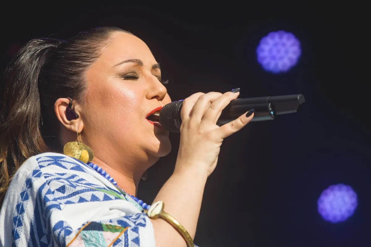Anúncio que reúne Elis Regina, falecida em 1982, e a filha Maria Rita  através de inteligência artificial  causa polêmica desde o seu lançamento