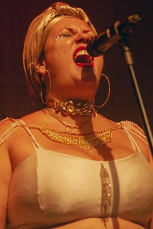Camila Taari, cantora: "O que me incomoda mais foi o fato da empresa ter apoiado a ditadura"