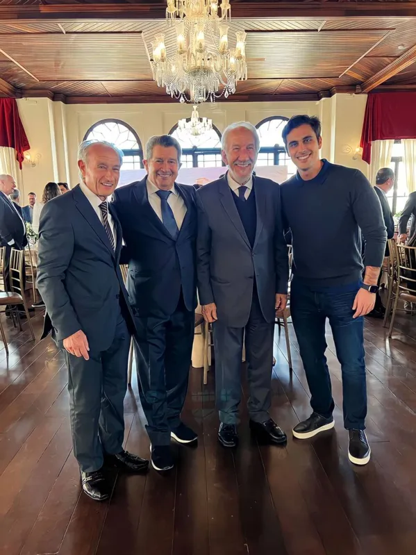 Félix Bordin recebeu a homenagem do presidente da Associação Comercial do Paraná, Antonio Gilberto Deggerone, e também do vice-governador do Paraná, Darci Piana, ao lado de Ivo Roveda, diretor de Inovação do Grupo Barigüi