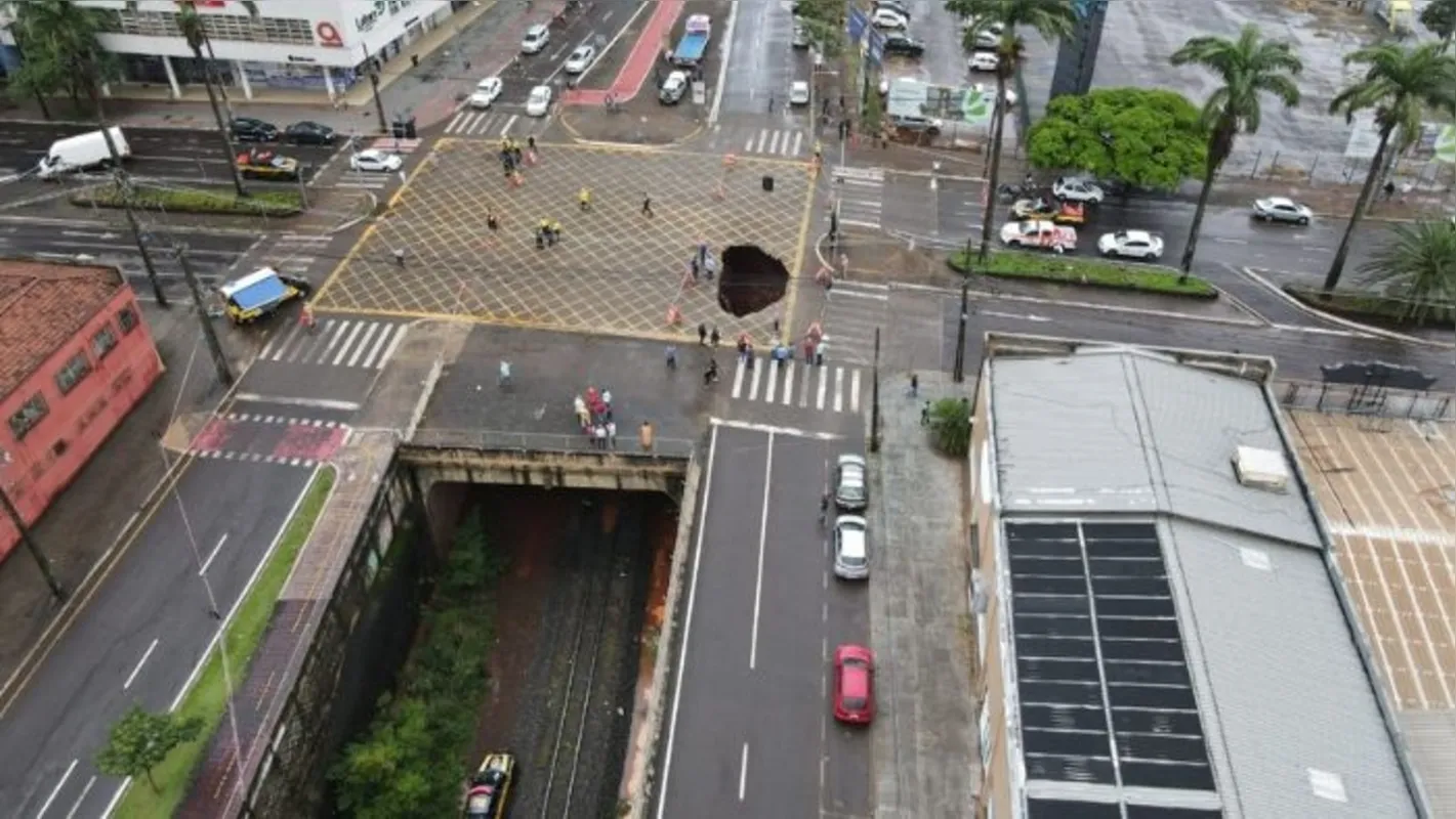 Imagem ilustrativa da imagem Asfalto cede no Centro de Maringá e quase engole veículo