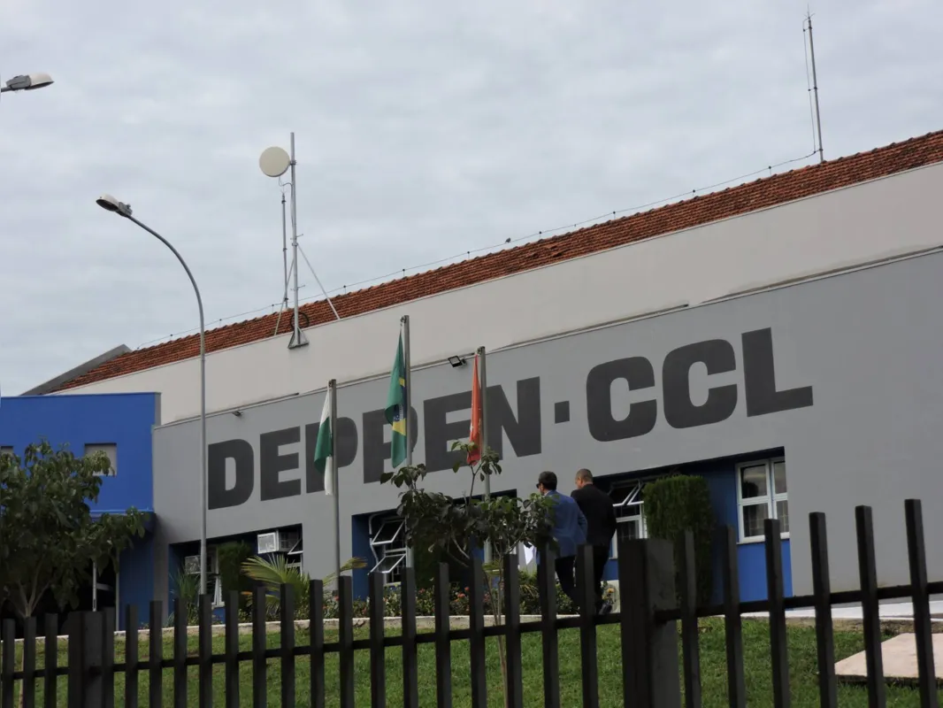 Delegado-chefe da 10ª Subdivisão Policial, Fernando Amarantino Ribeiro, e o delegado de Homicídios, João Reis, estiveram na unidade na manhã desta quarta-feira