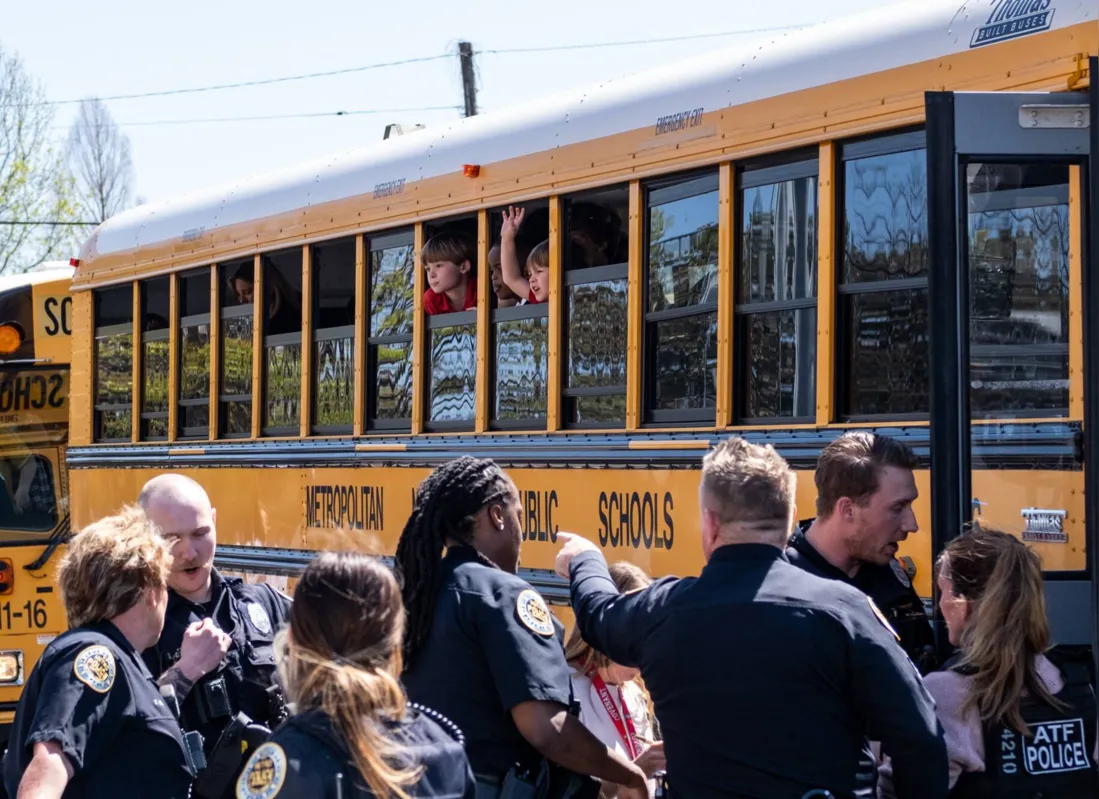 Policiais conduzem estudantes para ônibus após ataque a escola que deixou ao menos 7 mortos