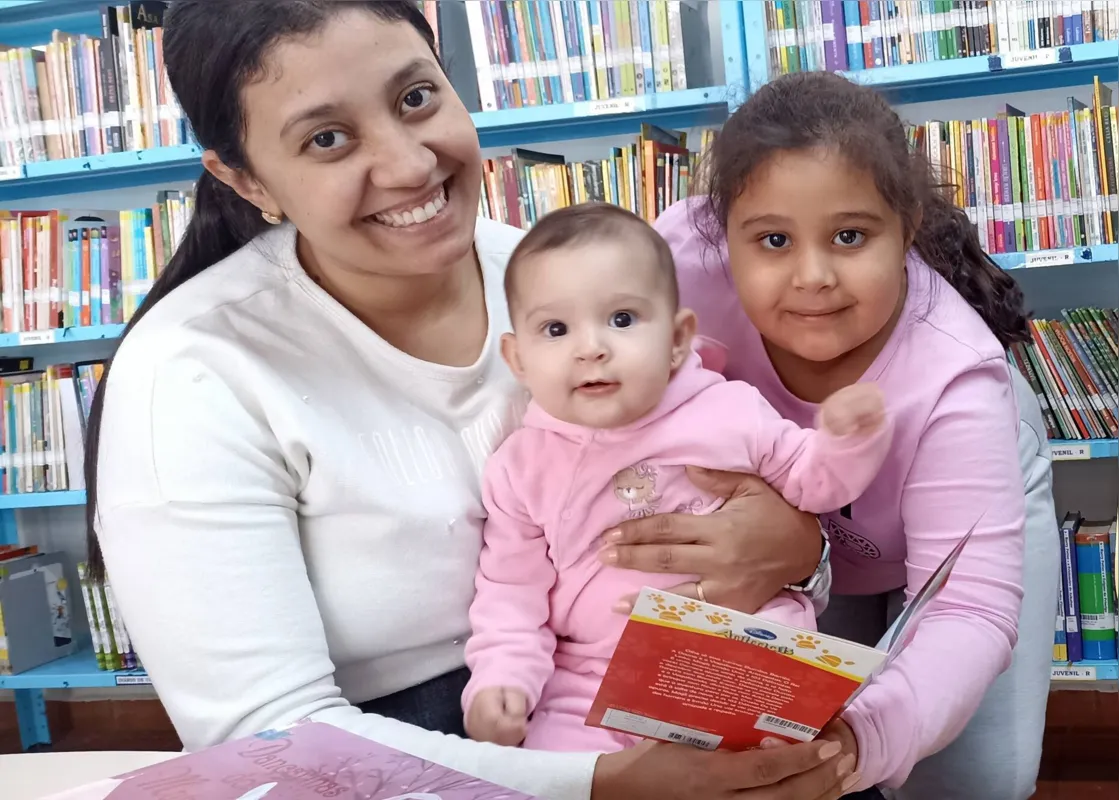 Kelli e as filhas Larissa e Heloise: leitura torna a família mais unida