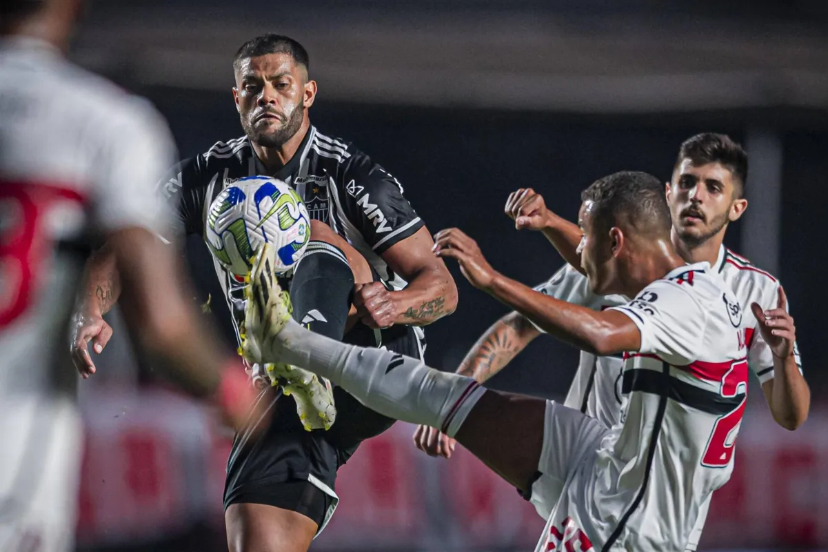 Hulk deu trabalho e ainda marcou um golaço de falta