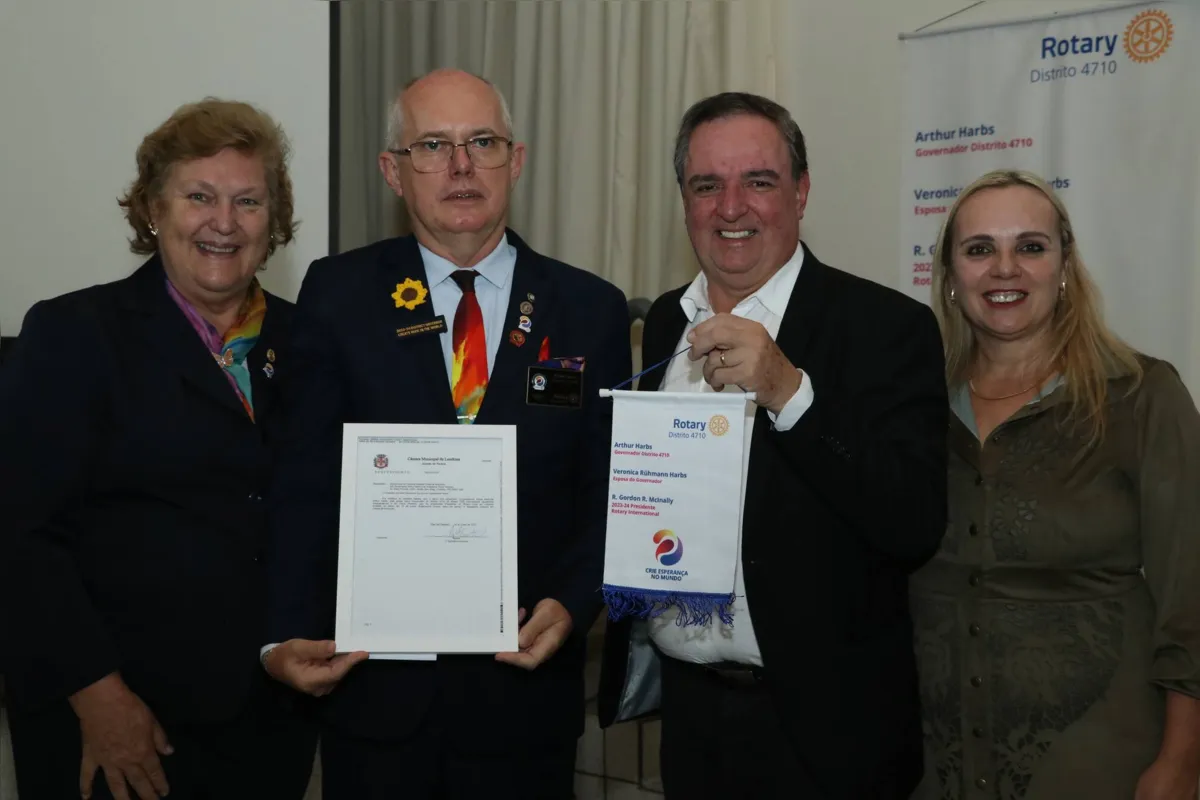O casal anfitrião  Verônica  Ruhmaman Harbs e Arthur Harbs com Ailton Nantes e Eliza Nantes.