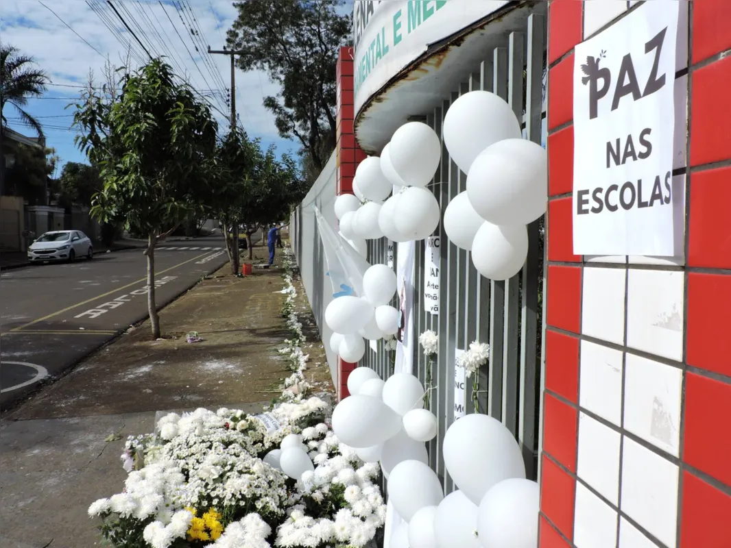Estrutura do colégio onde aconteceu a tragédia está sendo alterada: muros foram pintados
