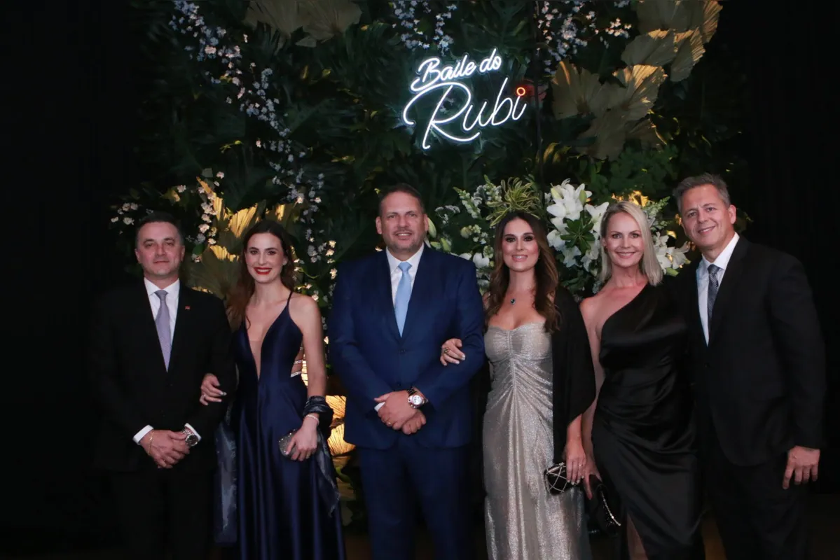 O vice-presidente da OAB Paraná, Fernando Estevão Deneka, com a esposa, Carla; o conselheiro federal da OAB José Augusto Araújo Noronha e a esposa, Andreia, e o presidente da Caixa de Assistência dos Advogados do Paraná, Fabiano Augusto Piazza Baracat e a esposa, Verediane