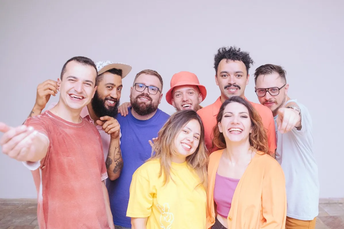 Indicada ao Grammy Latino de 2022, a curitibana Bananeira Brass Band é uma fanfarra dançante que mistura gêneros musicais do funk ao baião, explorando ritmos dançantes de todas as regiões do Brasil