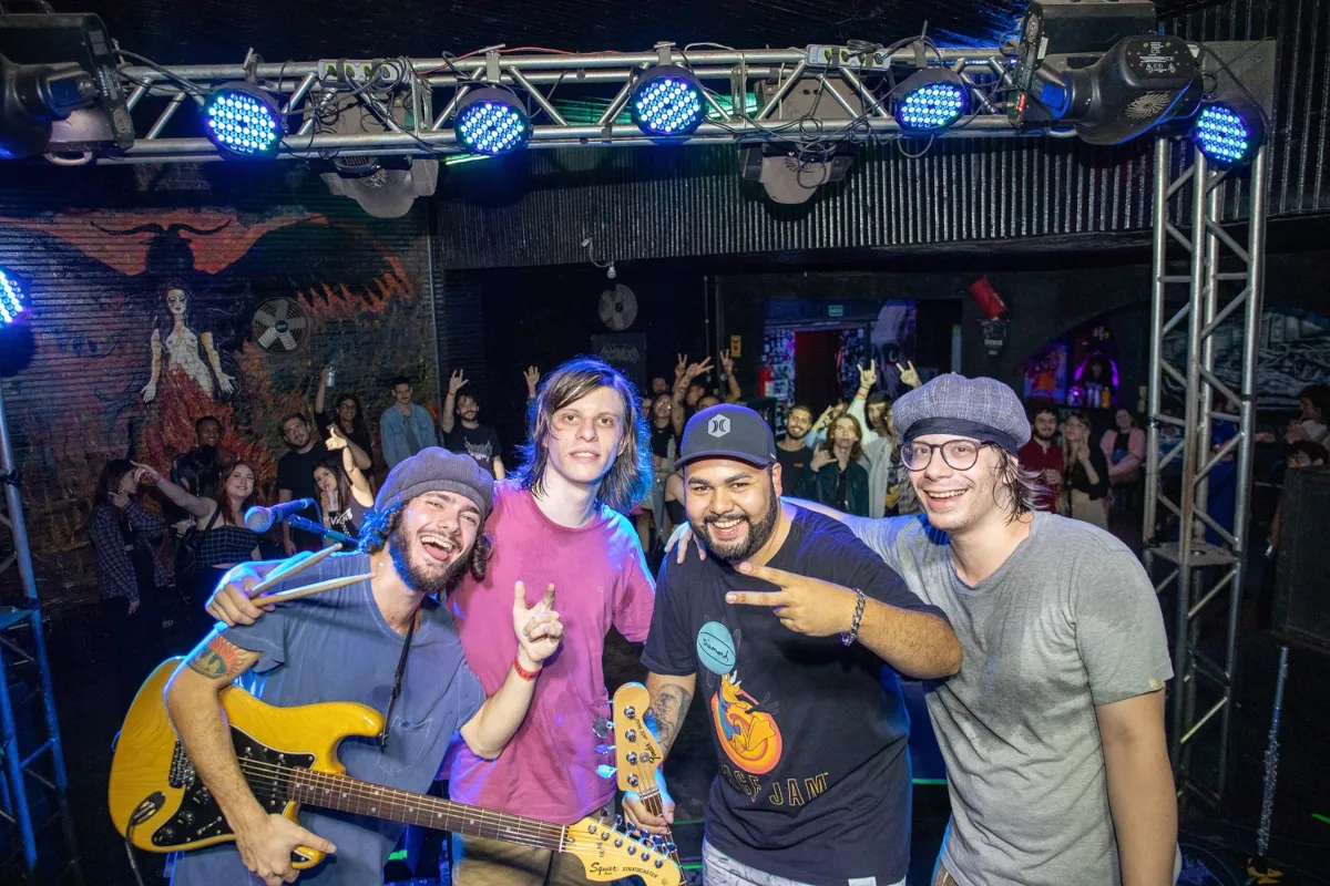 A Mão Rítmica Azul é um projeto de música instrumental de Londrina  que mistura rock progressivo com jazz fusion e outras influências, com destaque para a estética lo-fi e música cinematográfica