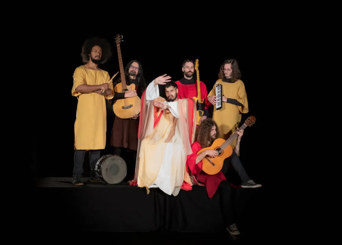 Assis e a Flor de Lótus reúne músicos de Londrina, Arapongas e Apucarana para promover uma viagem psicodélica ao público