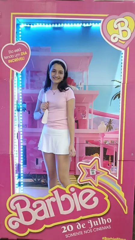Ana Paula de Aquino Fonseca, 15 anos, na "caixa da Barbie" criada como mais um apelo para a estreia do filme em Londrina