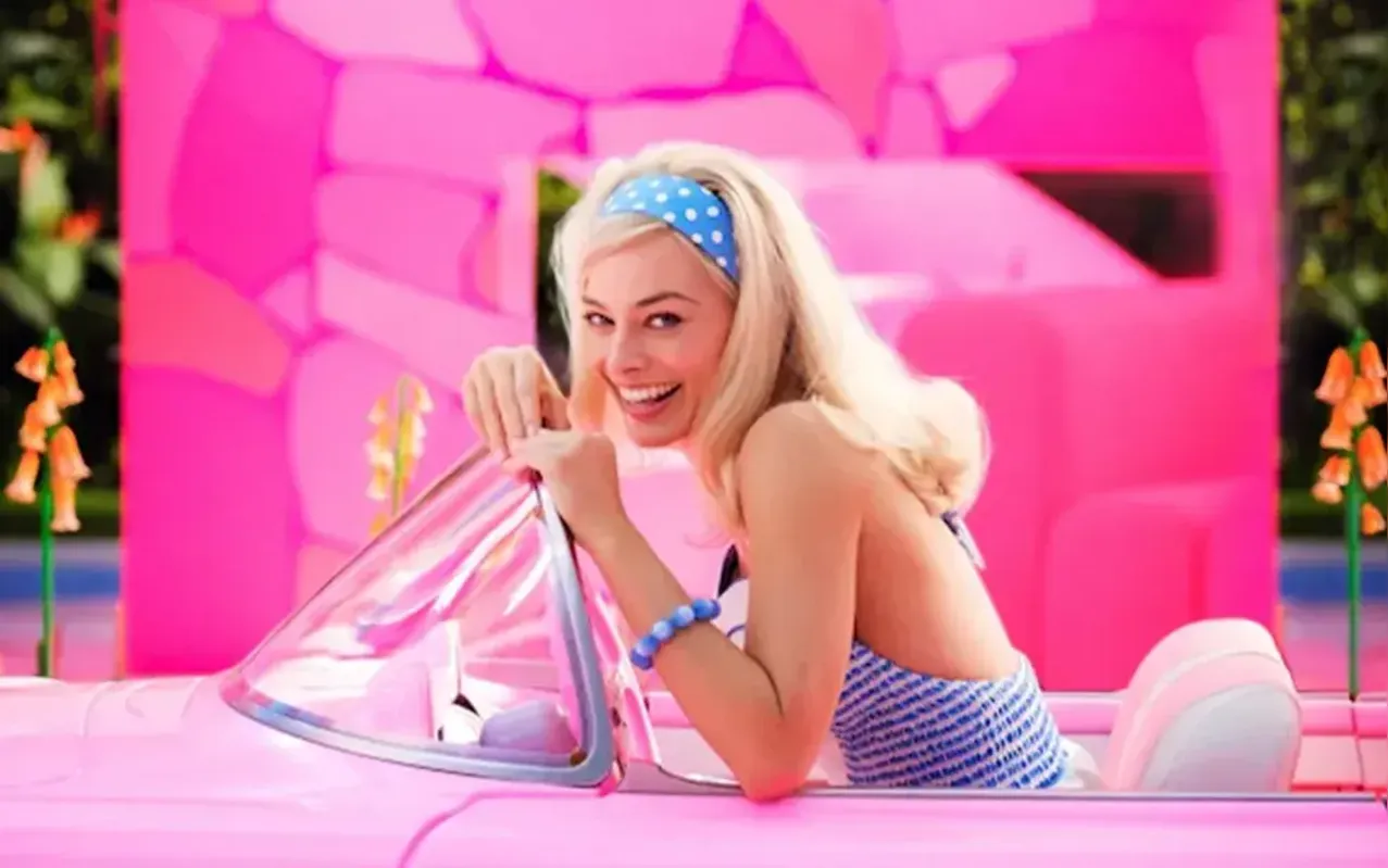 Embora no 'Barbieworld' reine a perfeição, a nova versão cinematográfica  vai além da história superficial da boneca padrão