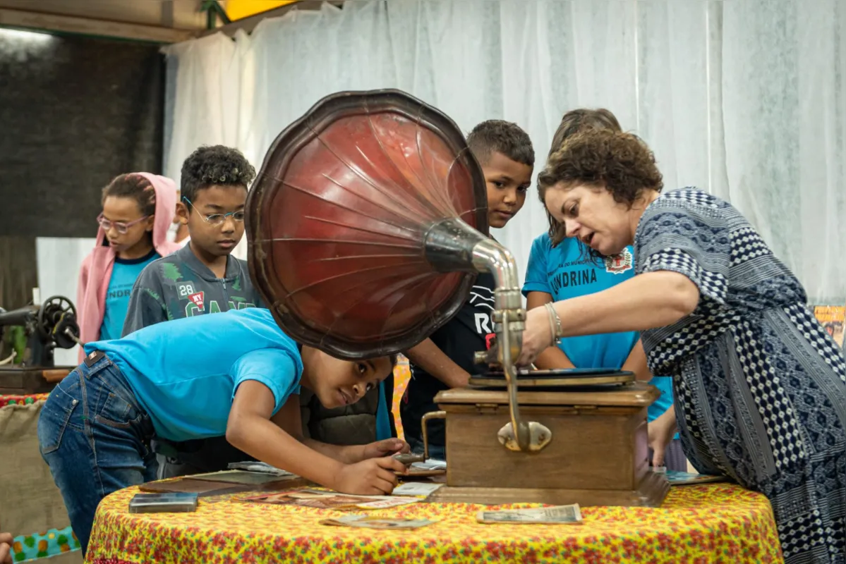 Gramofone com mais de 100 anos em pleno funcionamento chama a atenção de adultos e crianças durante a exposição