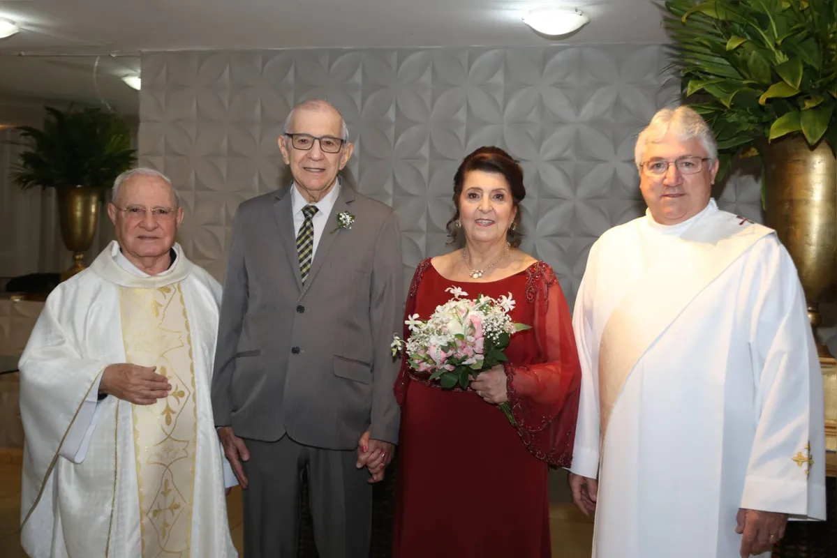 Maria Valdete Viotti Delalibera e José Carlos  Delalibera  com o Monsenhor Bernardo  e o Diácono José  Henrique Cavichiolli, primo do casal
