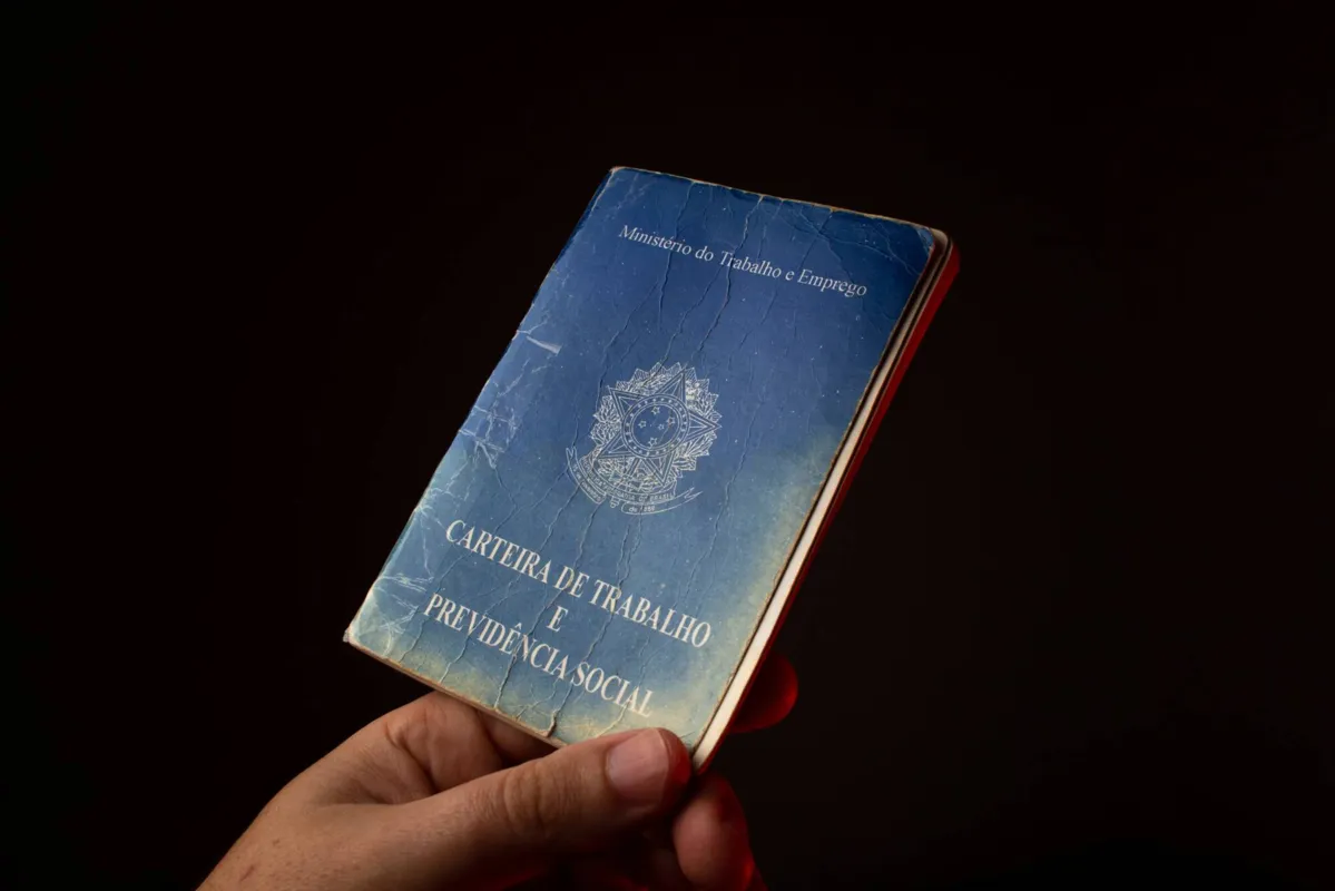 Quem consegue passar por essa porta (CLT) tem muitos, interessantes e importantes direitos como férias, FGTS, 13º, aviso-prévio, adicionais de hora extra e proteção na demissão