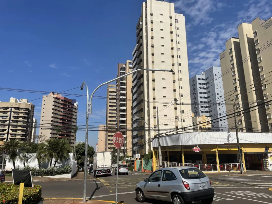 Imagem ilustrativa da imagem CMTU instala novos semáforos na região central de Londrina