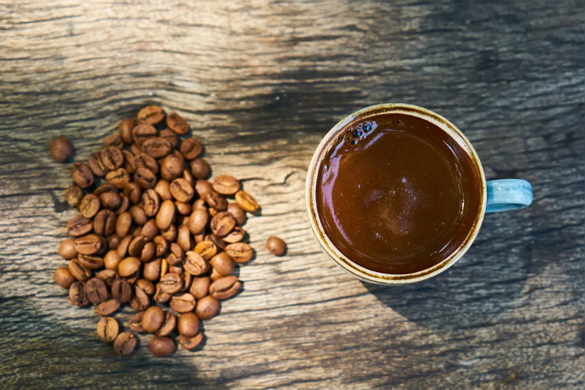 O café turco é uma bebida muito concentrada, o ideal é usar xícaras pequenas e baixas
