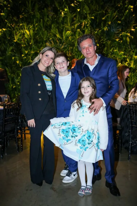 A família Ferro: Taísa, Patrick, Patrick Filho e Valentina, celebrados anfitriões do evento