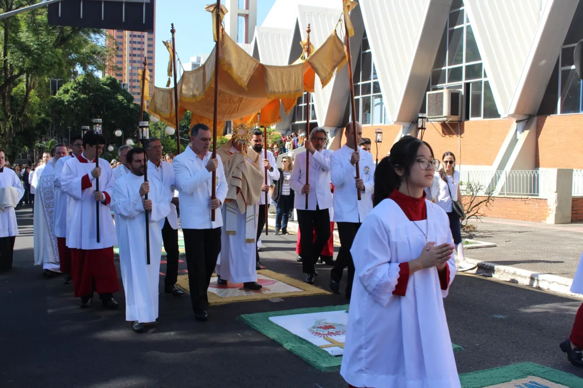 Após a Santa Missa, os fiéis  saíram em procissão pelas travessas padre Eugênio Herter e Bernardo Greiss, que circundam a Catedral de Londrina