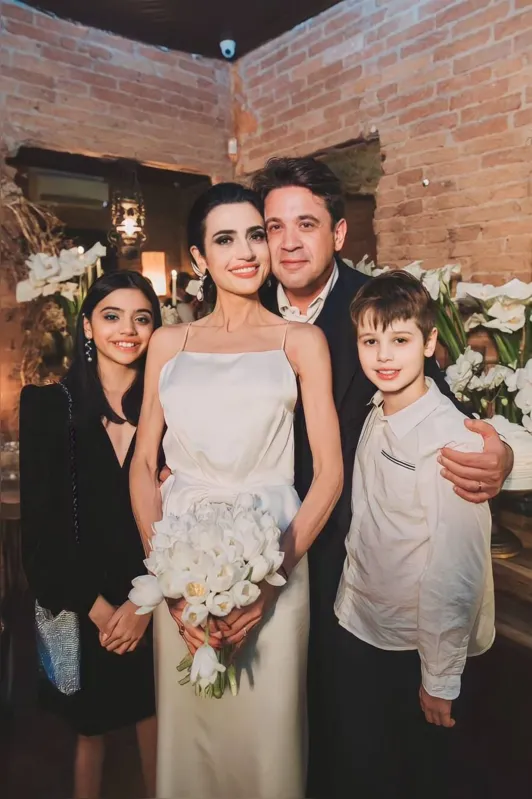 Os noivos com os filhos, Elena e Vicente