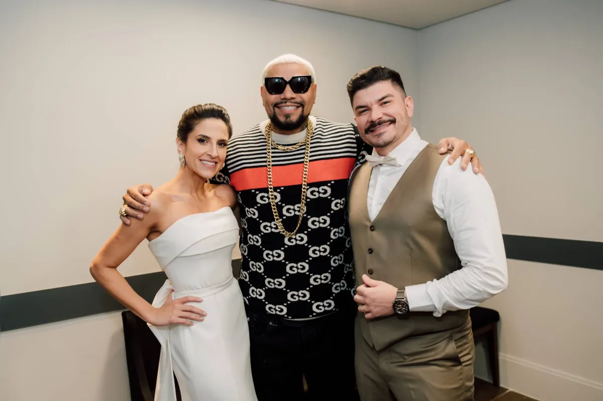 Os noivos com o cantor Naldo Benny, atração surpresa da festa