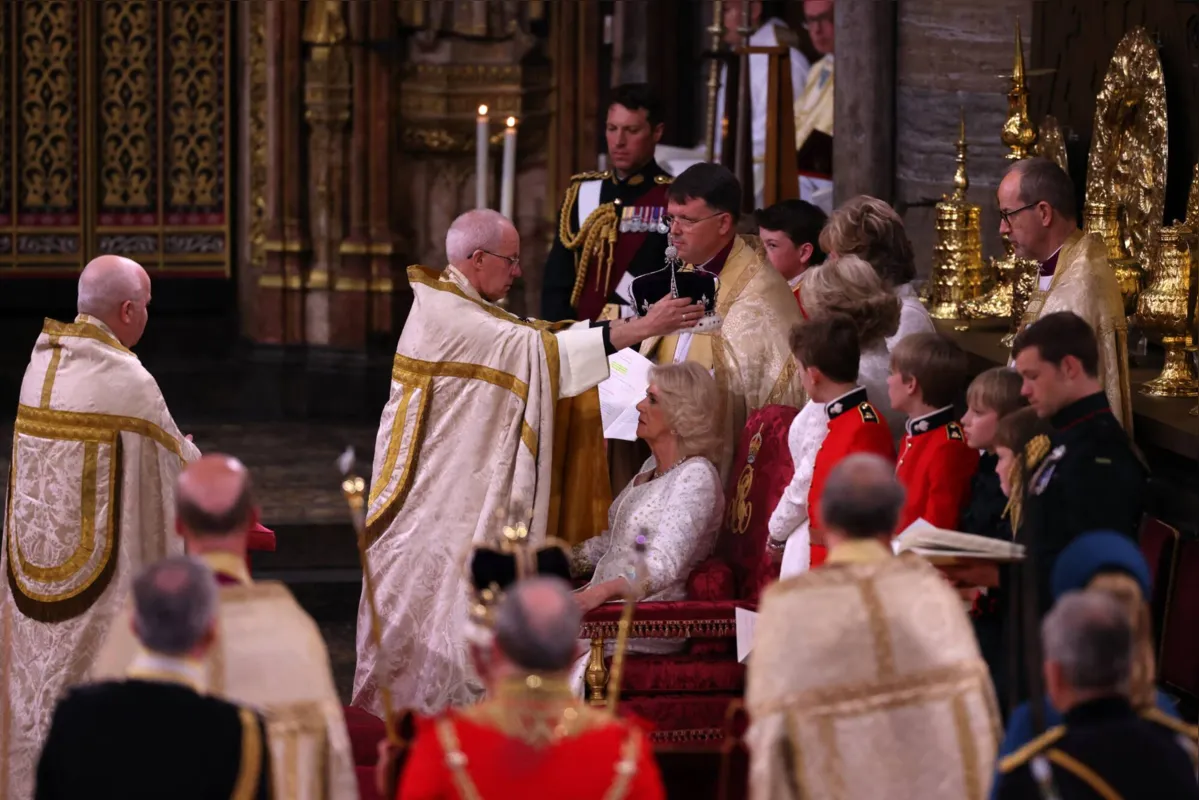 Camilla é coroada na Abadia de Westminster