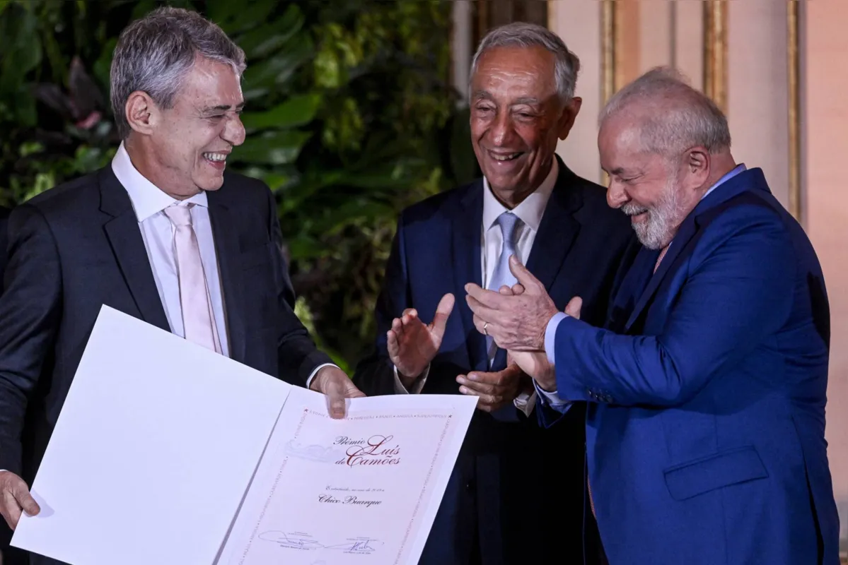 Chico Buarque recebe o Prêmio Camões dos presidentes de Portugal,  Marcelo Rebelo de Sousa, e do Brasil, Luiz Inácio Lula da Silva