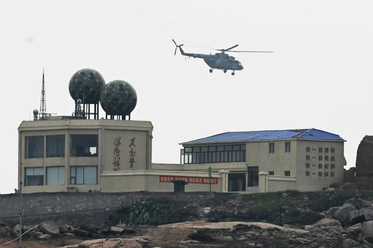 Exercícios militares chineses ao redor da ilha em represália à viagem da presidente Tsai Ing-wen aos Estados Unidos na semana passada