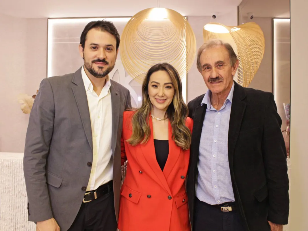 Dra. Patrícia entre o marido, Sulivã Francisco Cecato, e o pai, Donizetti Batista de Rezende