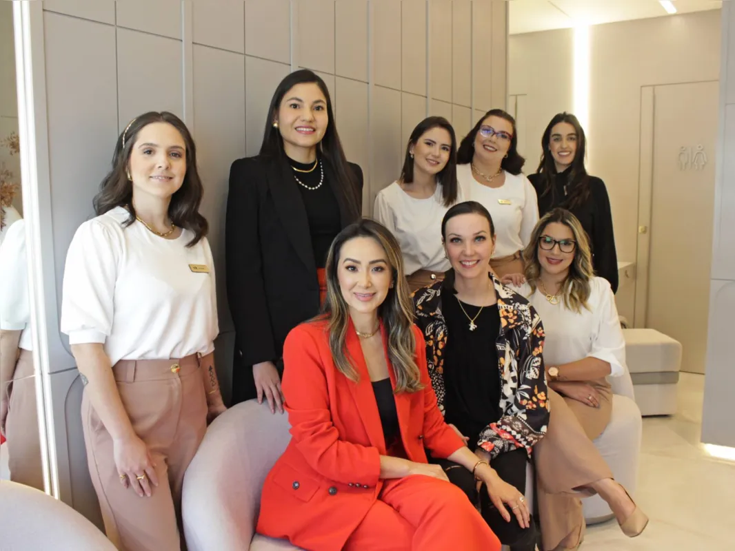 Dra. Patrícia com o expert time da Clínica Makino: a massoterapeuta Juliane Bueno, a dermatologista Dra. Silvia Yabar, a profissional de marketing Ana Júlia Schmidt, a recepcionista Amanda Cardoso, a nutricionista Karolyne Mondin, a gestora financeira Alethéia Biaggio e a nutricionista Geovana Piveta