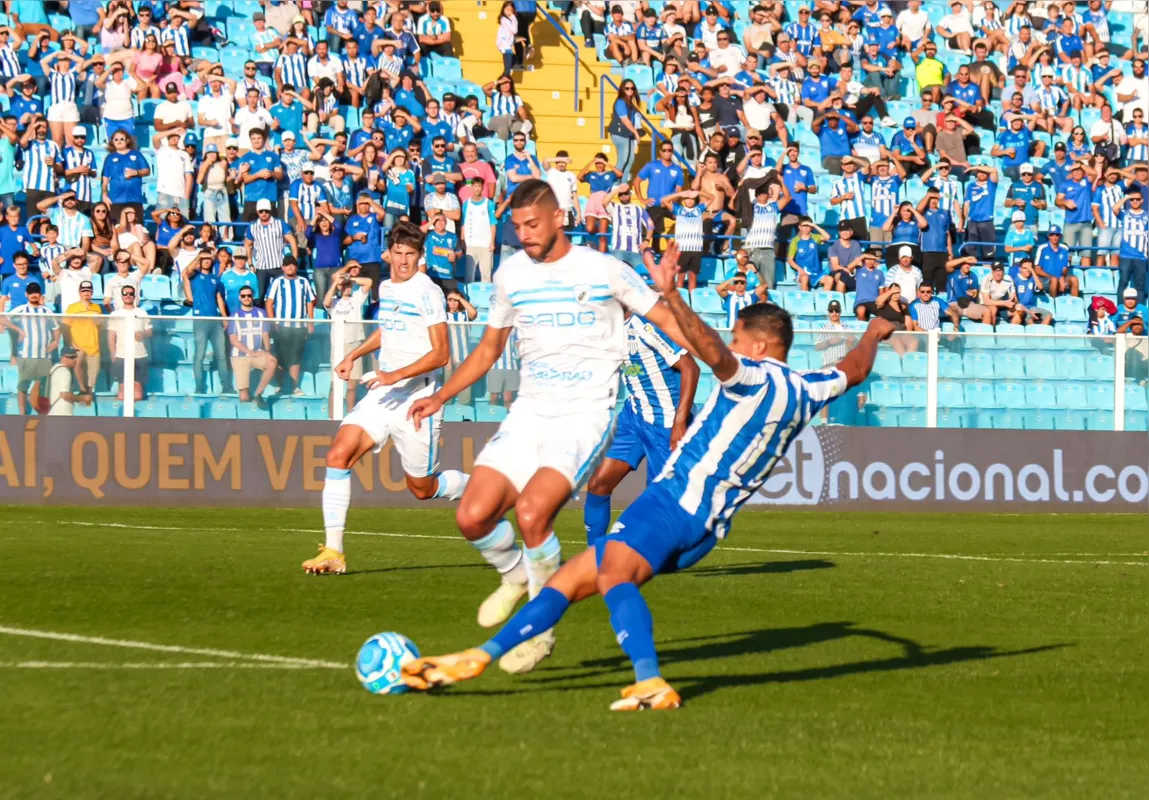 Mesmo com um futebol bisonho e pouco produtivo, jogadores e o técnico PC Gusmão comemoraram o empate sem gols com o Avaí