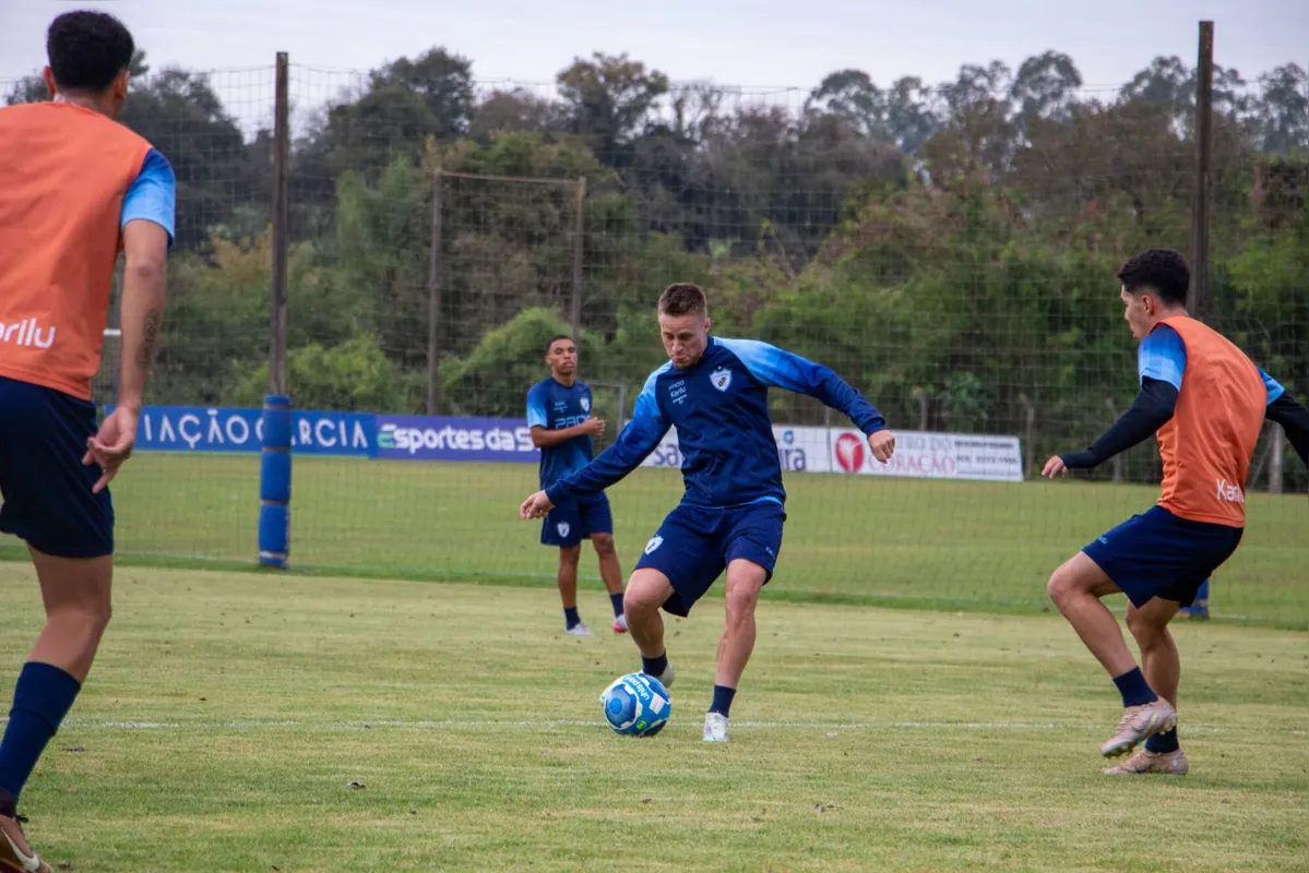 Depois de fazer a sua estreia entrando no segundo tempo contra o Vila Nova, o meia Ariel é uma opção para começar como titular hoje em Novo Horizonte