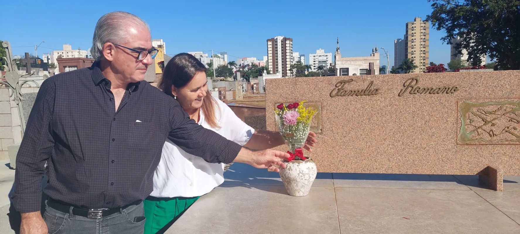 Celso e Lucia Romano, no Cemitério São Pedro: "A palavra é gratidão"