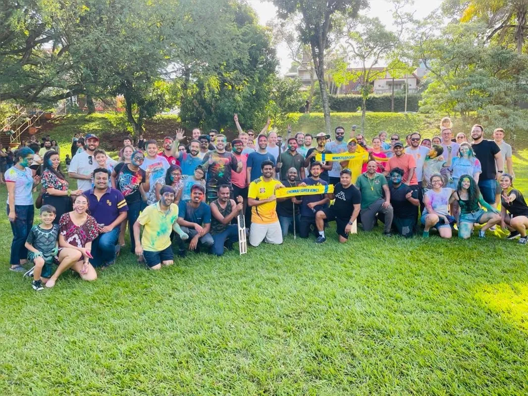 Academia de “Cricket” durante a comemoração do Festival das Cores, realizado no Zerão